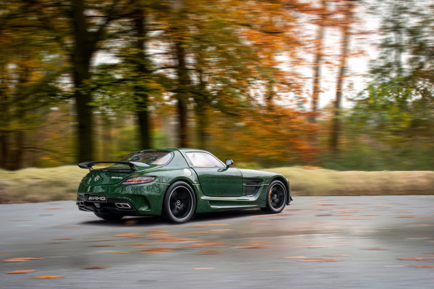 Mercedes SLS Black Series Irish Green 1/18 Minichamps