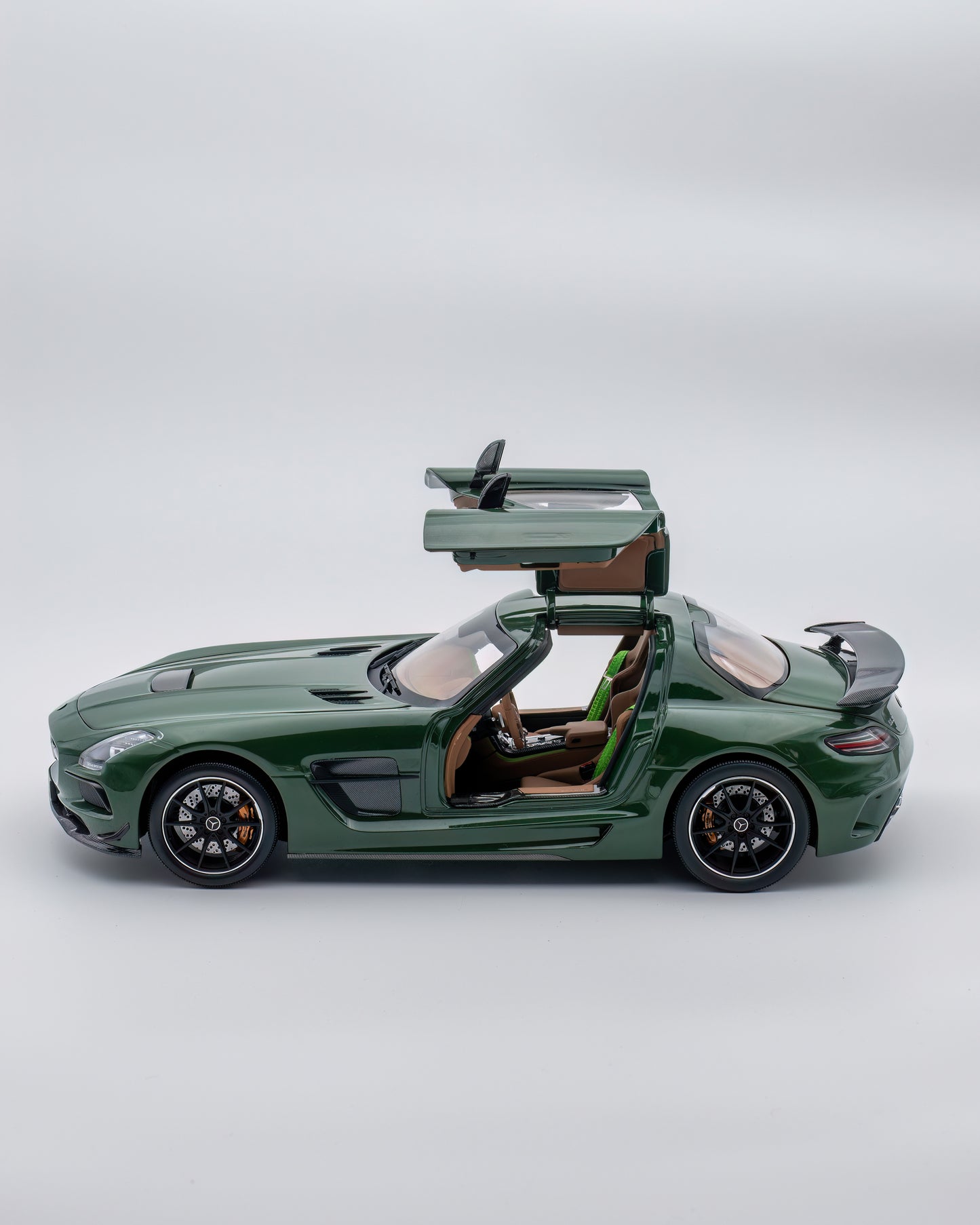 Mercedes SLS Black Series Irish Green 1/18 Minichamps