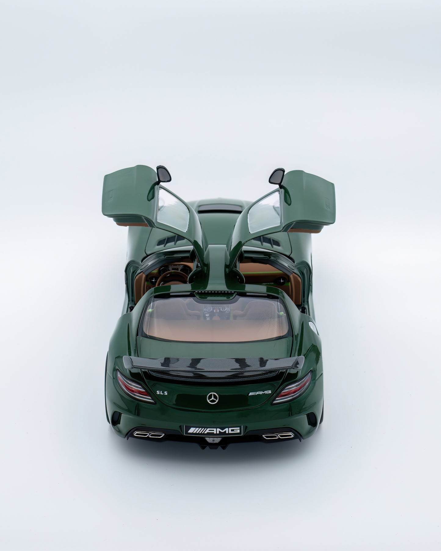 Mercedes SLS Black Series Irish Green 1/18 Minichamps
