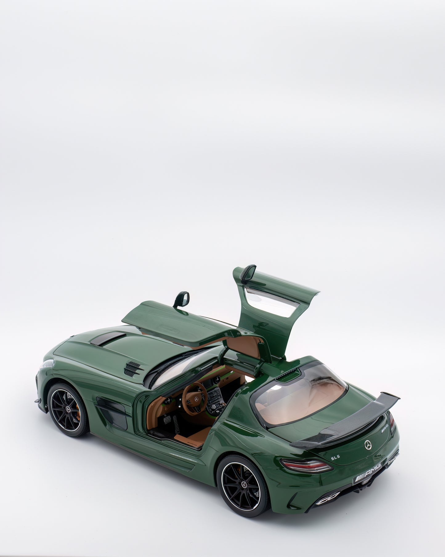 Mercedes SLS Black Series Irish Green 1/18 Minichamps