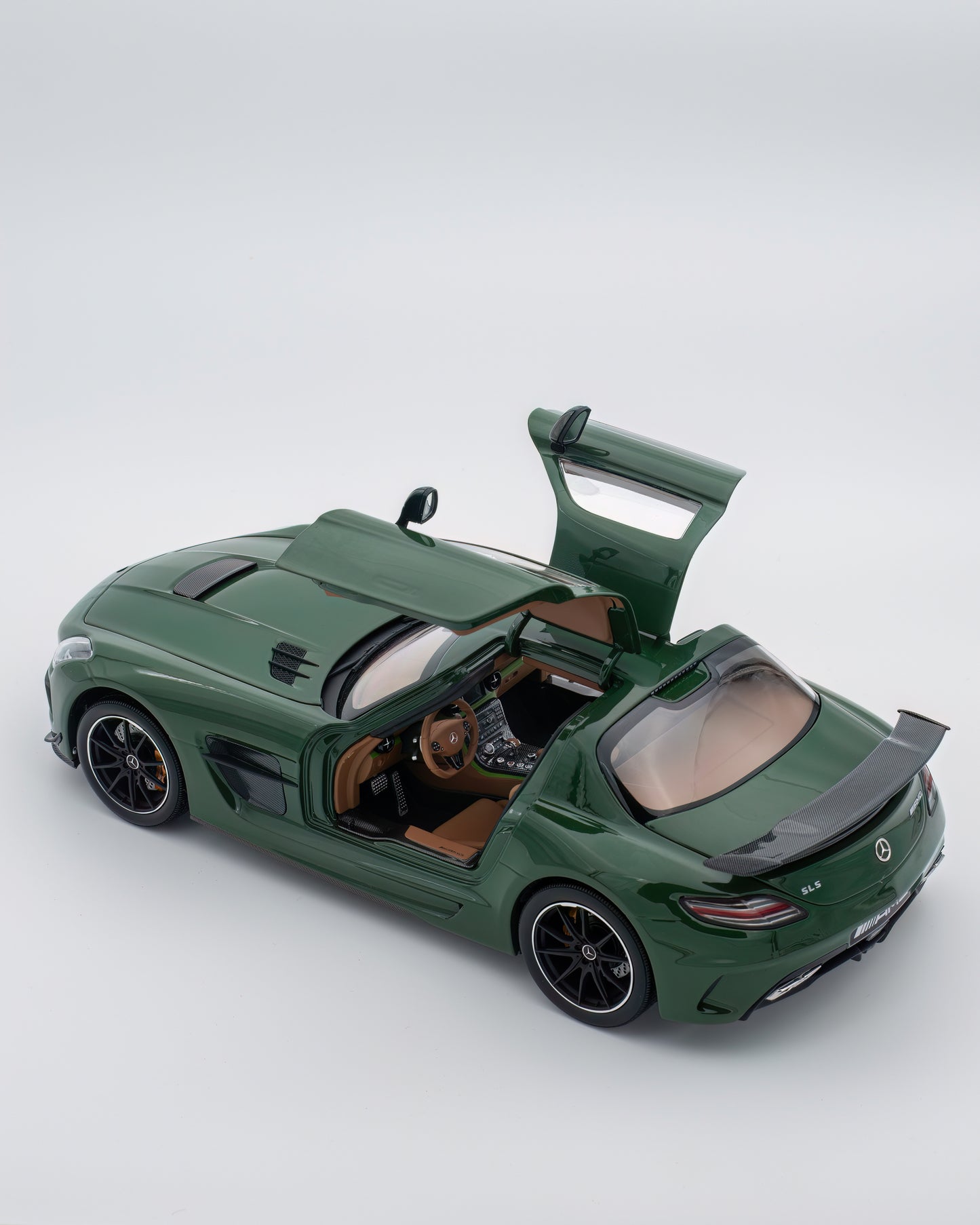 Mercedes SLS Black Series Irish Green 1/18 Minichamps