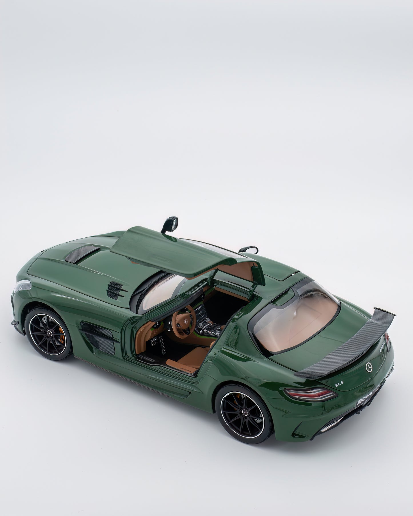 Mercedes SLS Black Series Irish Green 1/18 Minichamps