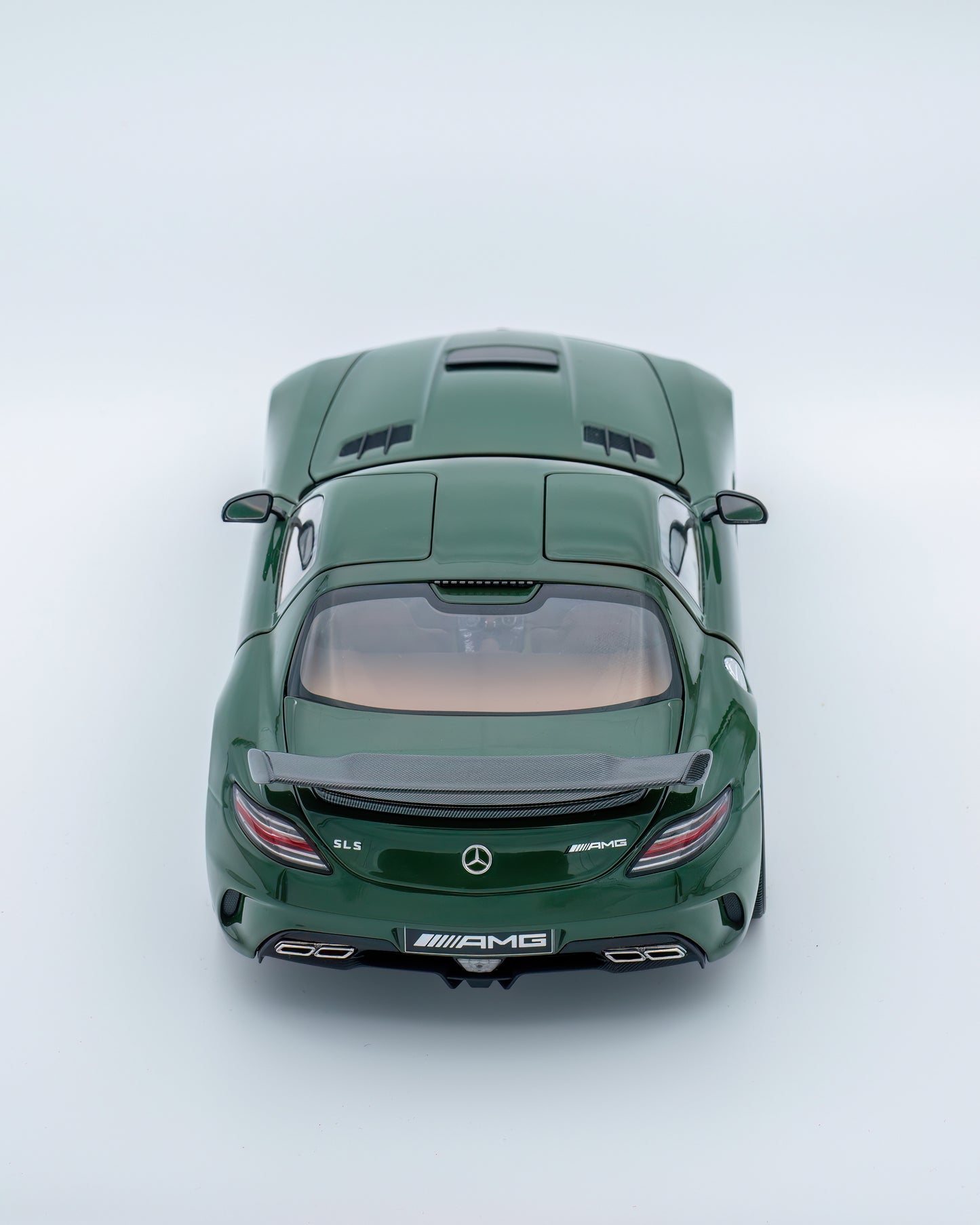 Mercedes SLS Black Series Irish Green 1/18 Minichamps