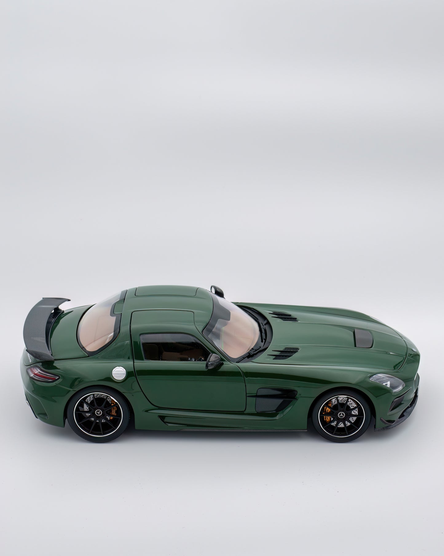 Mercedes SLS Black Series Irish Green 1/18 Minichamps