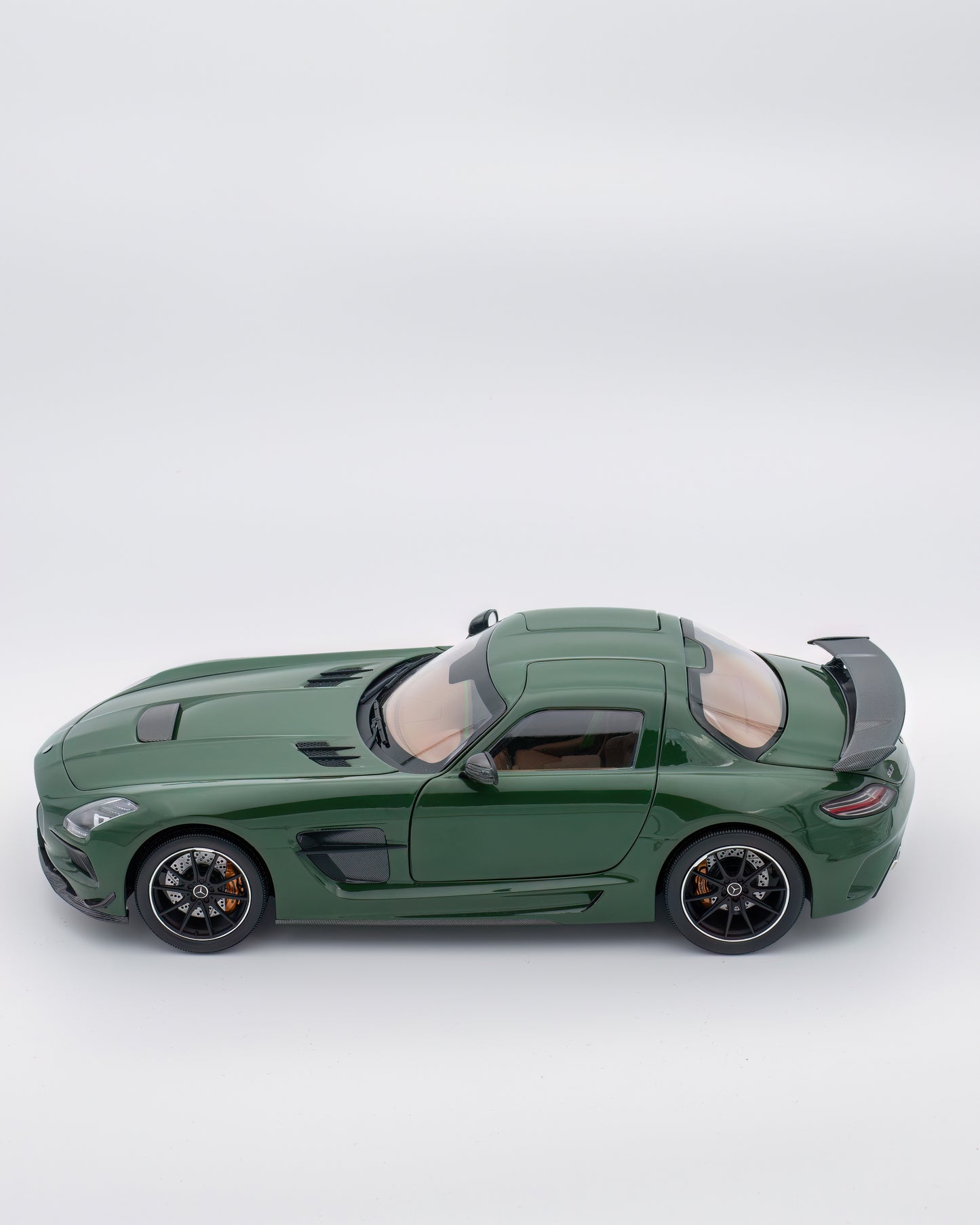 Mercedes SLS Black Series Irish Green 1/18 Minichamps