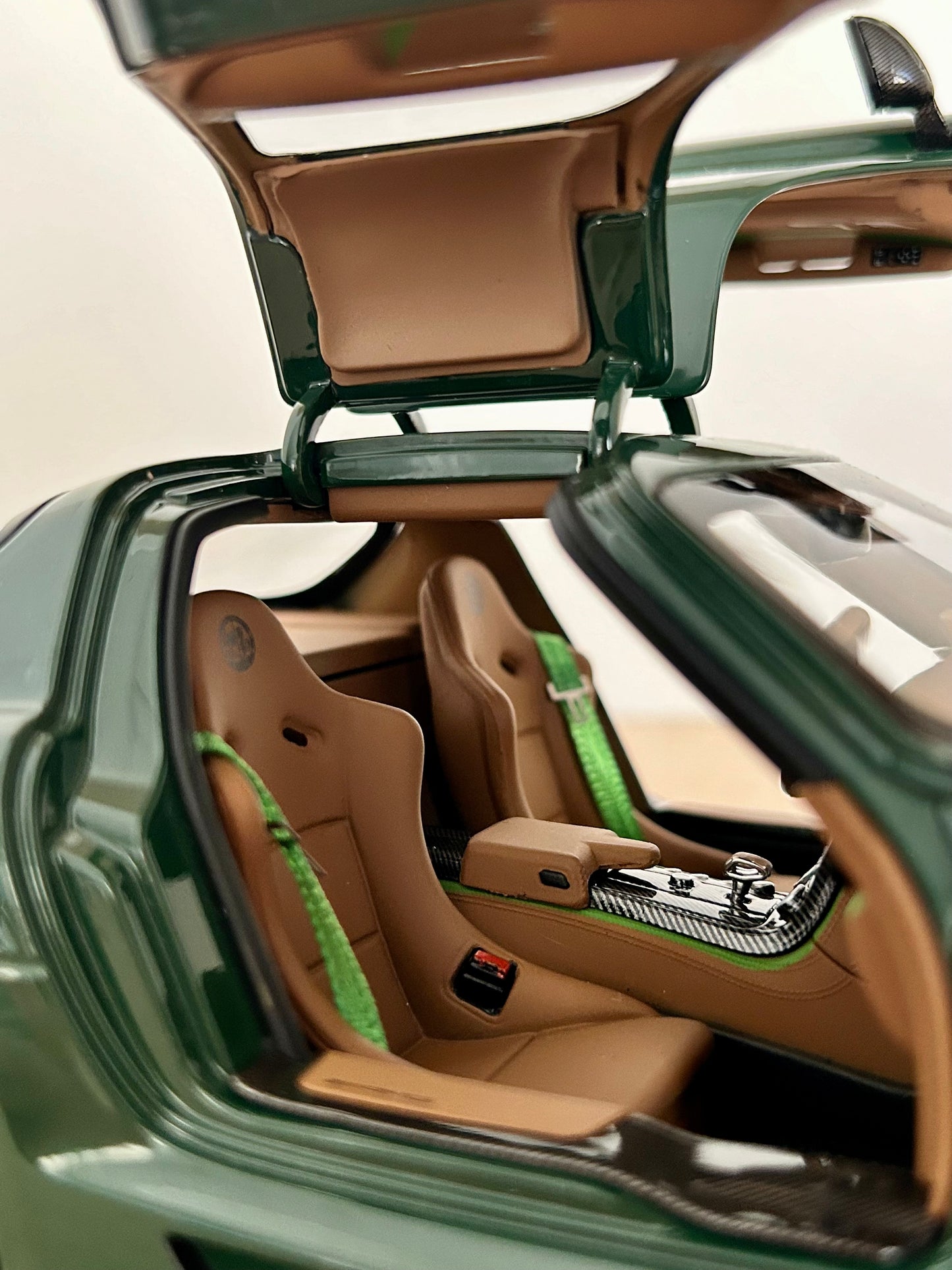Mercedes SLS Black Series Irish Green 1/18 Minichamps