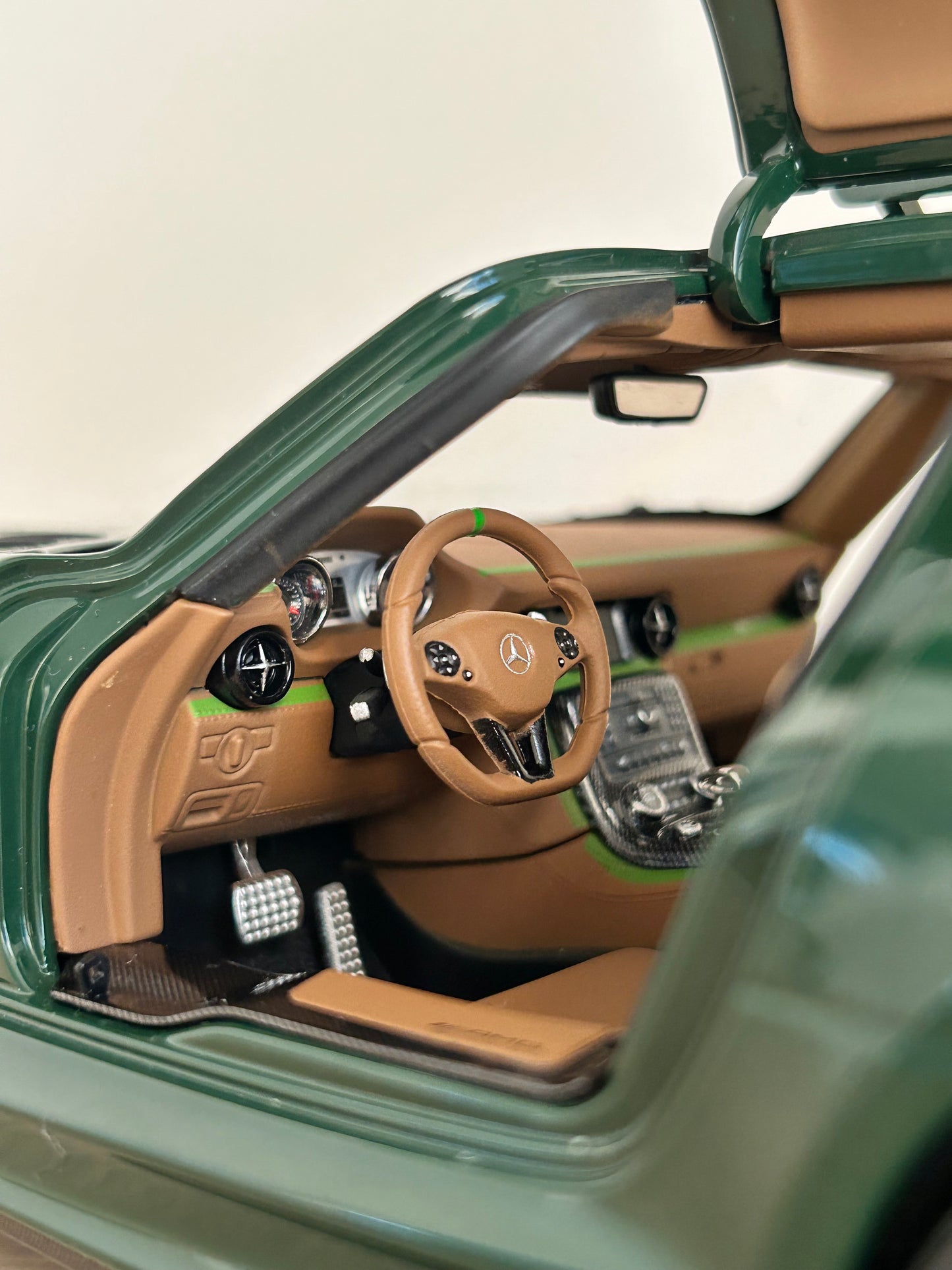 Mercedes SLS Black Series Irish Green 1/18 Minichamps