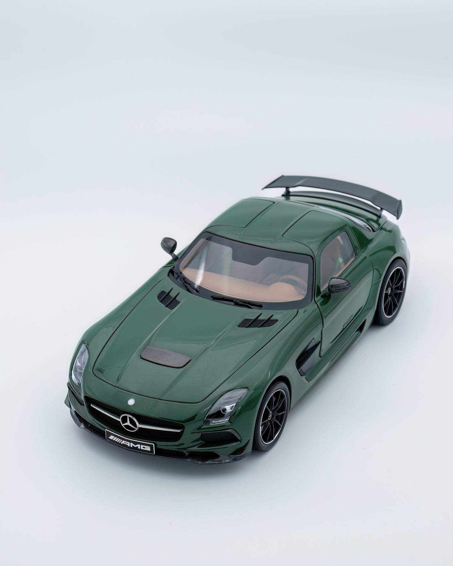 Mercedes SLS Black Series Irish Green 1/18 Minichamps