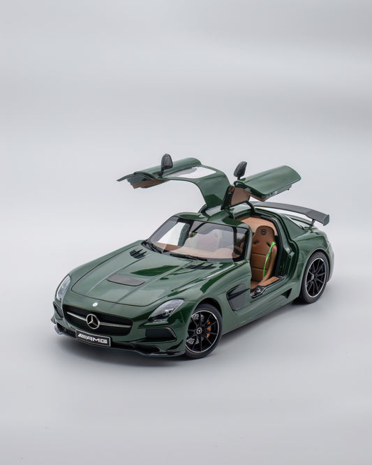 Mercedes SLS Black Series Irish Green 1/18 Minichamps