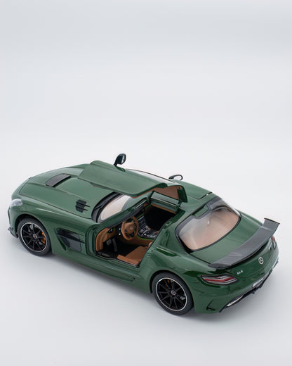 Mercedes SLS Black Series Irish Green 1/18 Minichamps