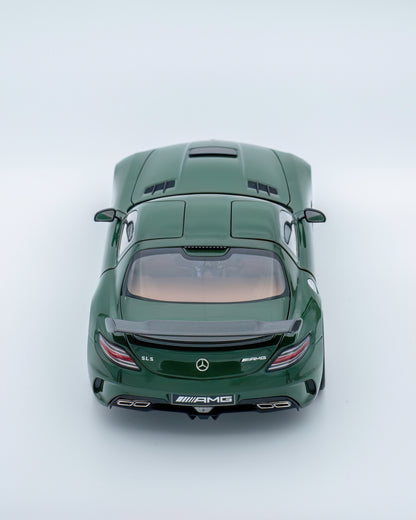 Mercedes SLS Black Series Irish Green 1/18 Minichamps