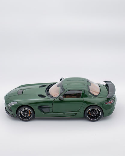 Mercedes SLS Black Series Irish Green 1/18 Minichamps